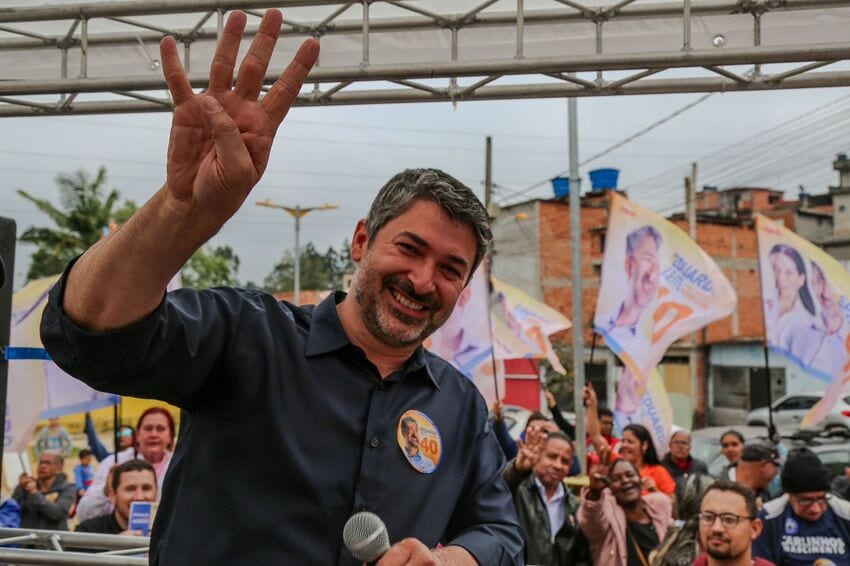 Eduardo Leite percorre ruas do Núcleo Pintassilva e apresenta propostas aos moradores