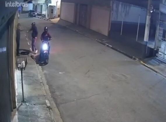 reação de homem a roubo