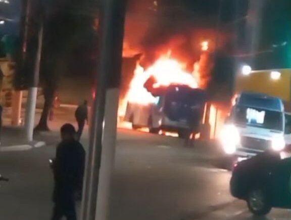 incêndio em carro e ônibus
