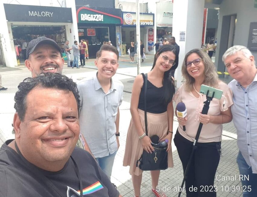 Uvinha e jornalistas
