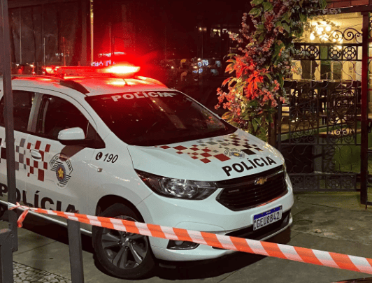 viatura na frente de restaurante