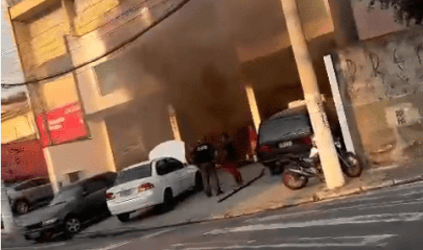 Carro pega fogo em oficina na esquina com a Pery Ronchetti