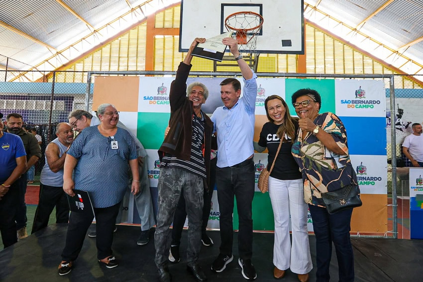 prefeito Orlando Morando entrega escrituras no Calux