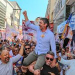 Eduardo Leite leva uma multidão à Oliveira Lima neste sábado