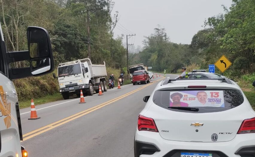 carro no acostamento