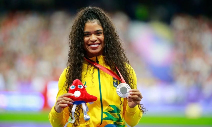Raíssa, natural de Ibipeba (Bahia), conquistou prata no lançamento de dardo da categoria F56 (deficiência nos membros inferiores), com a marca de 23,51 m