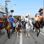Flávia Morando participa de procissão dos carroceiros