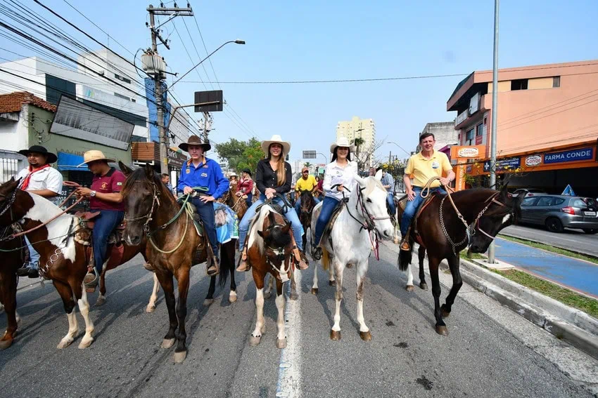 Flávia Morando participa de procissão dos carroceiros