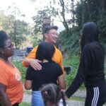 Akira Auriani inicia agenda semanal com caminhada em bairros