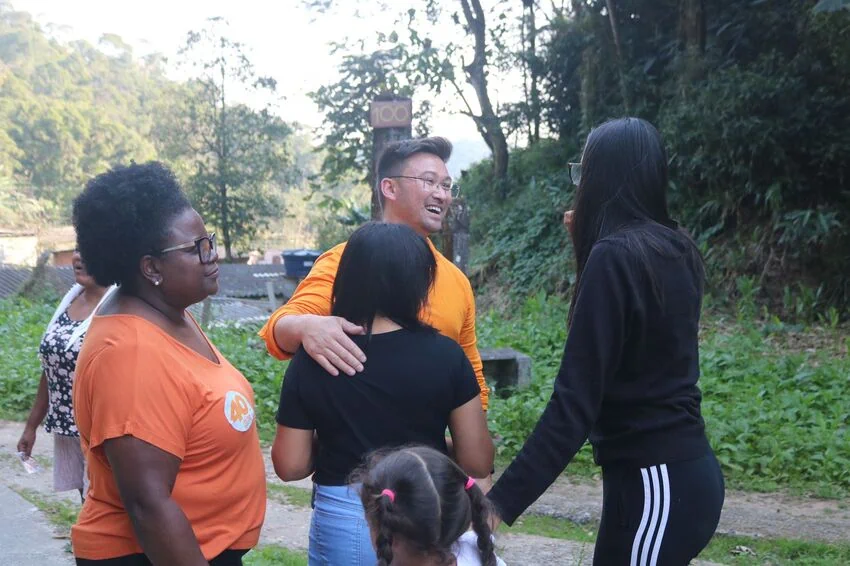 Akira Auriani inicia agenda semanal com caminhada em bairros
