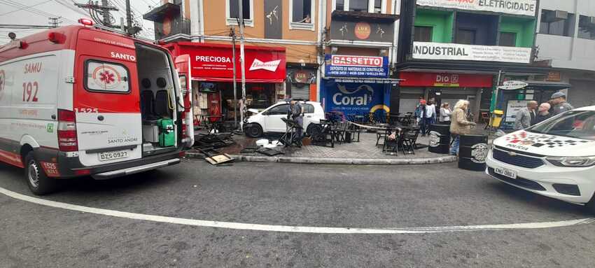 carro em cima da calçada