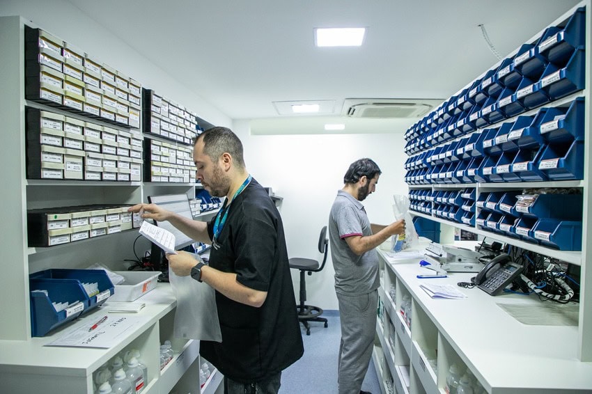 Em um espaço mais amplo, o serviço foi organizado e dividido em áreas distintas de recepção, armazenagem e distribuição, assegurando a qualidade adequada dos medicamentos e materiais
