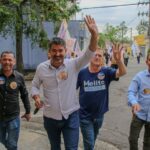 Eduardo Leite realiza caminhada e aponta problemas no asfalto em bairros