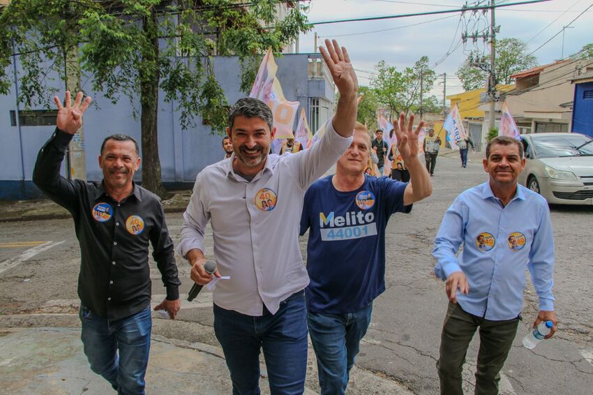 Eduardo Leite realiza caminhada e aponta problemas no asfalto em bairros
