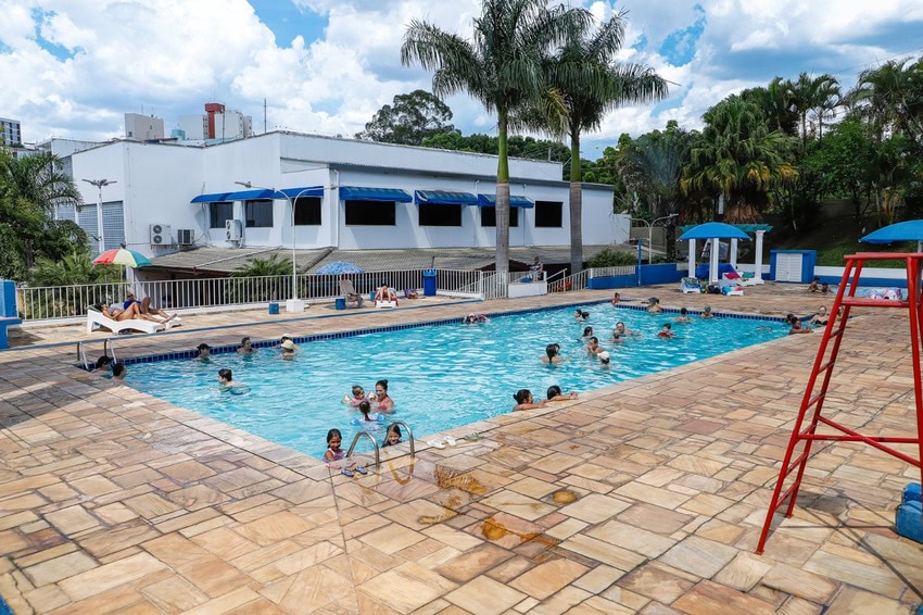 Prefeitura abre agendamento de carteirinhas para se associar aos clubes e curtir as piscinas durante o verão