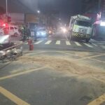 colisão entre carro e caminha de lixo