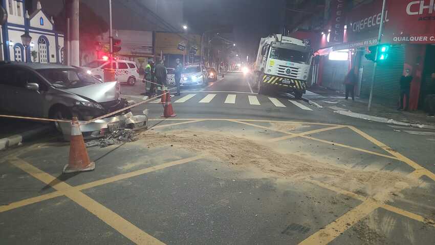 colisão entre carro e caminha de lixo