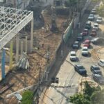 Guindaste de obra do Fort Atacadista cai sobre rede elétrica