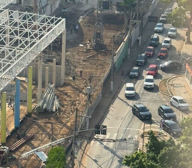 Guindaste de obra do Fort Atacadista cai sobre rede elétrica