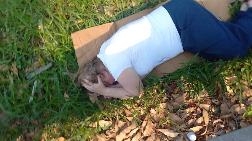 mulher caída no papelão