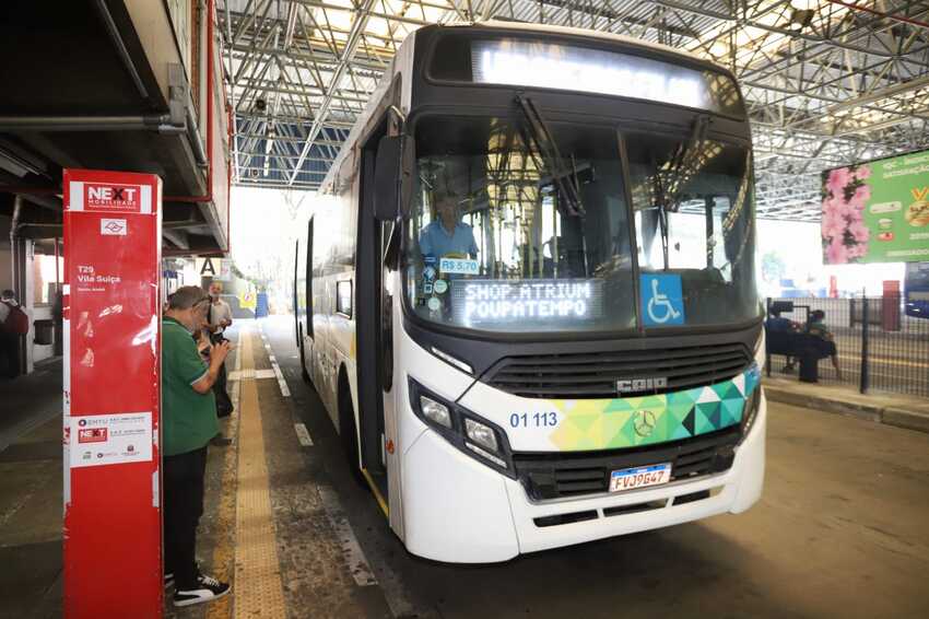 ônibus em terminal de Santo André