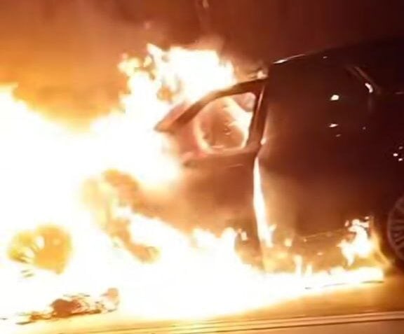 carro pegando fogo