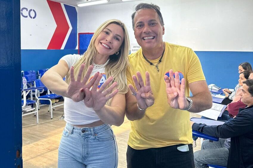 Atila Jacomussi vota ao lado da esposa em Mauá