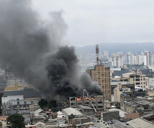 Incêndio atinge famoso shopping de comércio popular no Brás