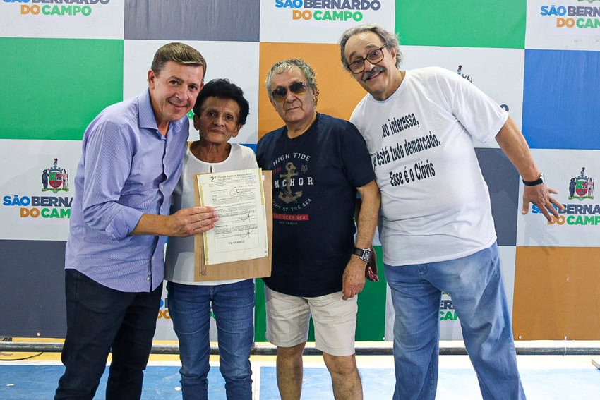 Prefeitura de São Bernardo entrega 155 escrituras a moradores do loteamento Divinéia Pantanal I