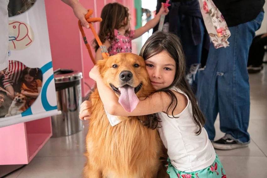 menina e cachorro no Atende Fácil
