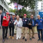 Filippi conversa com moradores de Diadema que trabalham na Mercedes-Benz