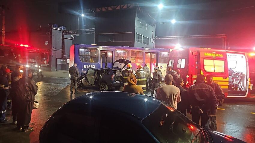 carro colide com ônibus
