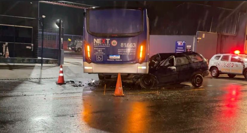 carro colidido com ônibus