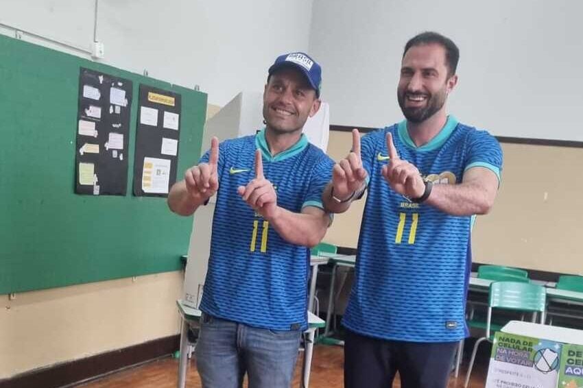 Gabriel Roncon votou Escola Estadual Professora Ruth Neves Santana acompanhado de seu vice, Amigão D'Orto