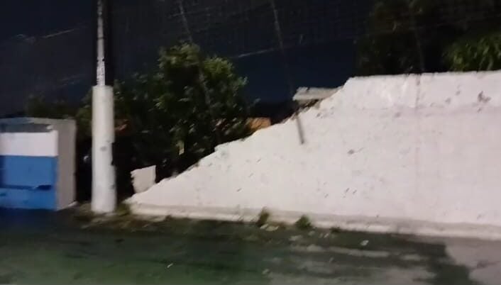Muro do Campo de Futebol Casagrande desaba em Diadema