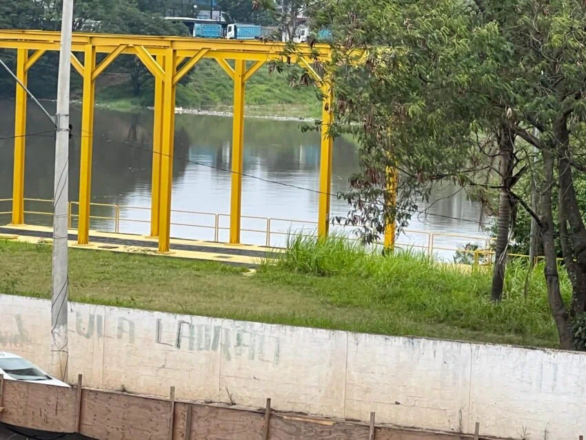 Piscinão do Bairro Paulicéia, sob responsabilidade do estado, está  cheio e preocupa moradores; bomba não funciona