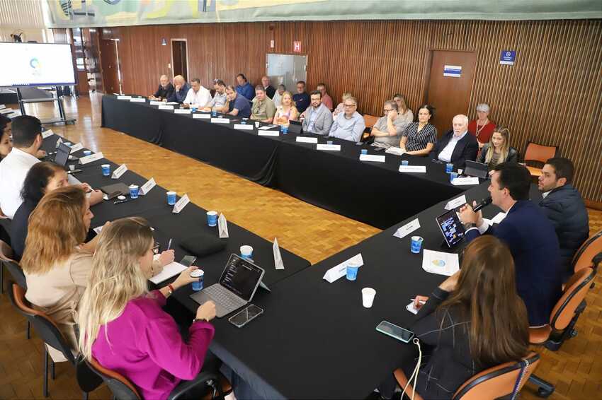 Paulo Serra reúne Gilvan e secretários municipais para apresentar Plano de Metas para 2025