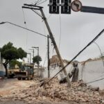 Em São Caetano, muro desmorona e atinge poste na rua Mariano Pamplona