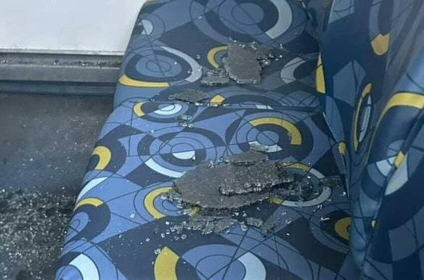 Ônibus colide com bandeiras e quebra janela na Av. Faria Lima