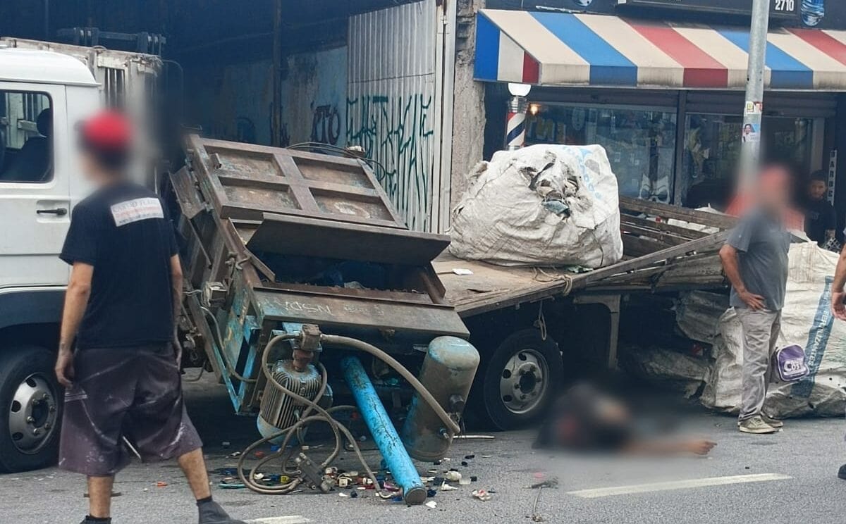 Homem é prensado por peça metálica em ferro velho