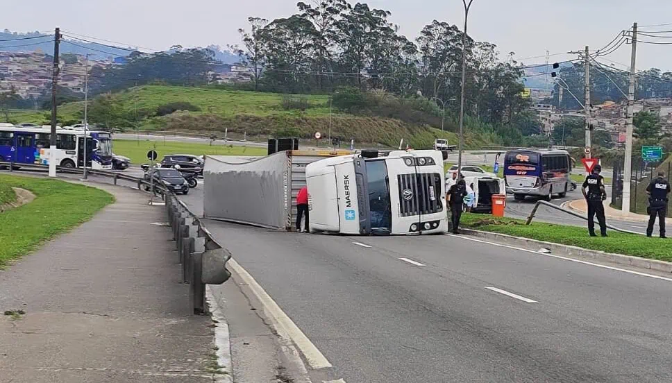 caminhão tombado