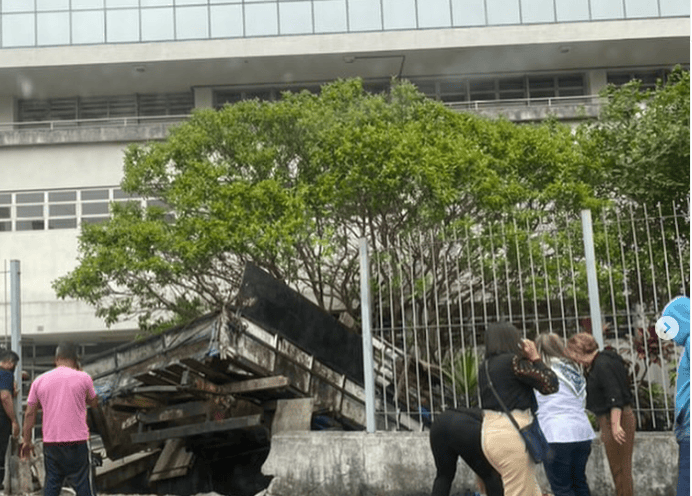 caminhão invade INSS