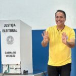 Atila Jacomussi vota ao lado da esposa em Mauá