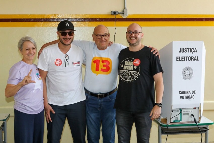 Filippi vota ao lado da família e mostra confiança