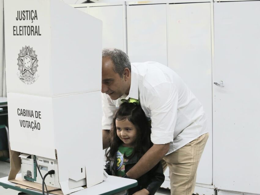 candidato à reeleição compareceu à Zona Eleitoral acompanhado de sua família, o pai e ex-prefeito Clovis Volpi, sua mãe, Lígia, sua filha e neta, Piera e Sophie