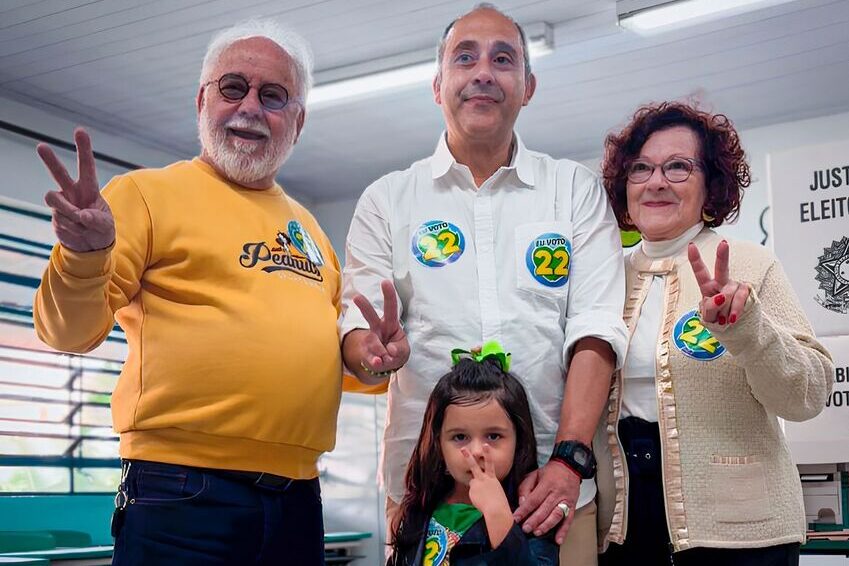 Guto Volpi vota ao lado da família na manhã deste domingo