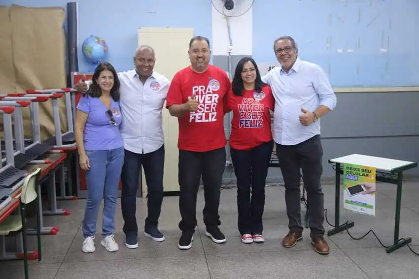 Marcelo Oliveira vota no Jardim Zaíra, bairro mais populoso da cidade de Mauá