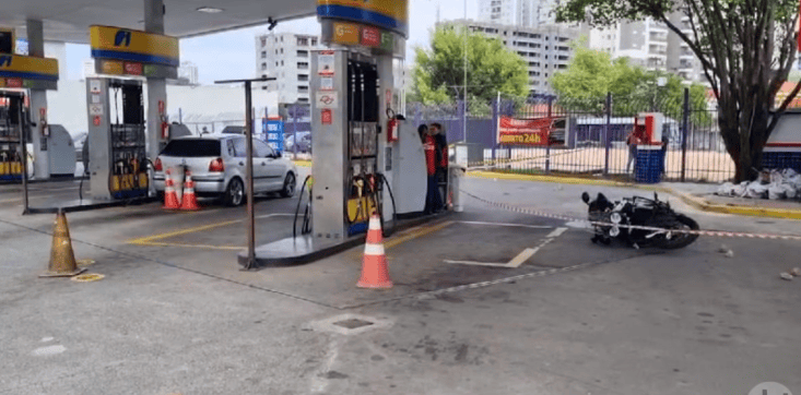 moto no posto de gasolina