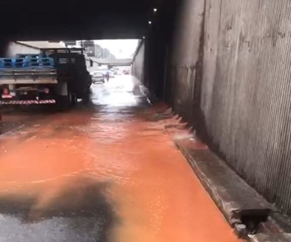 Adutora da Sabesp rompe e causa problemas na Perimetral em Santo