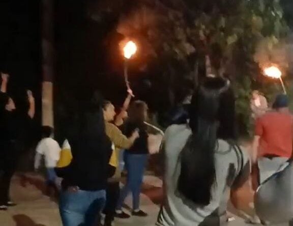Moradores do Riacho Grande seguem sem energia desde sexta e protestam